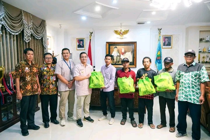 Pemkot Pekalongan Bagikan Bantuan Sosial Kepada 150 Pemulung Terdampak Penutupan TPA Degayu 1 1743065839250