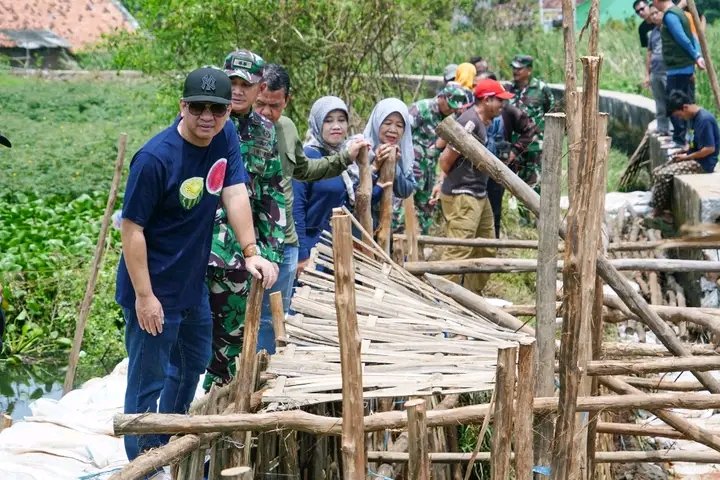 Wali Kota Pekalongan Tinjau Tanggul Jebol di Perbatasan Pabean-Pasir Sari 1 1743317057940