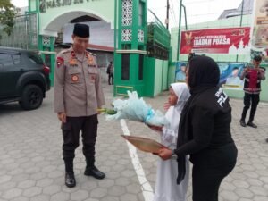 Polda Papua Barat Gelar Buka Puasa Bersama dan Berikan Santunan Kepada Anak Yatim Piatu 2 IMG 20250321 WA0160