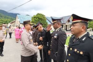 Pedang Pora Iringi Pelepasan AKBP Hari Sutanto dari Polres Teluk Wondama 2 IMG 20250327 075459