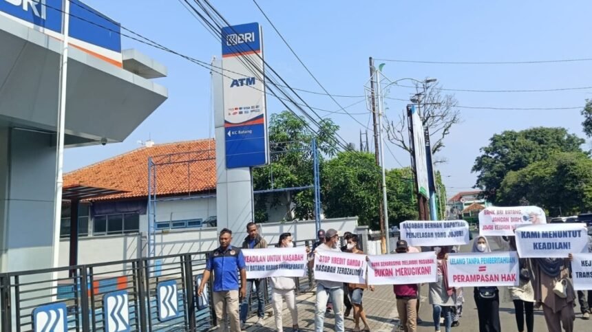 Kredit Ganda dan Lelang Dipersoalkan, BRI Batang Tegaskan Komitmen Perbaikan Layanan 1 6836bb2441353 aksi di kantor cabang bri batang jogja
