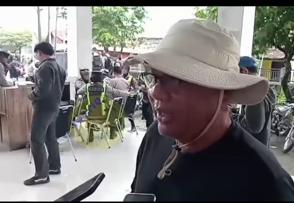 Warga Sijambe Geram, Sekdes Dievakuasi Polisi dari Kepungan Massa 1 Screenshot 20250523 202335