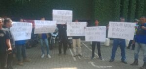 ORMAS GERUDUK PABRIK TEH, TUNTUT PESANGON LAYAK UNTUK MANTAN KARYAWAN 2 IMG 20250710 WA0067