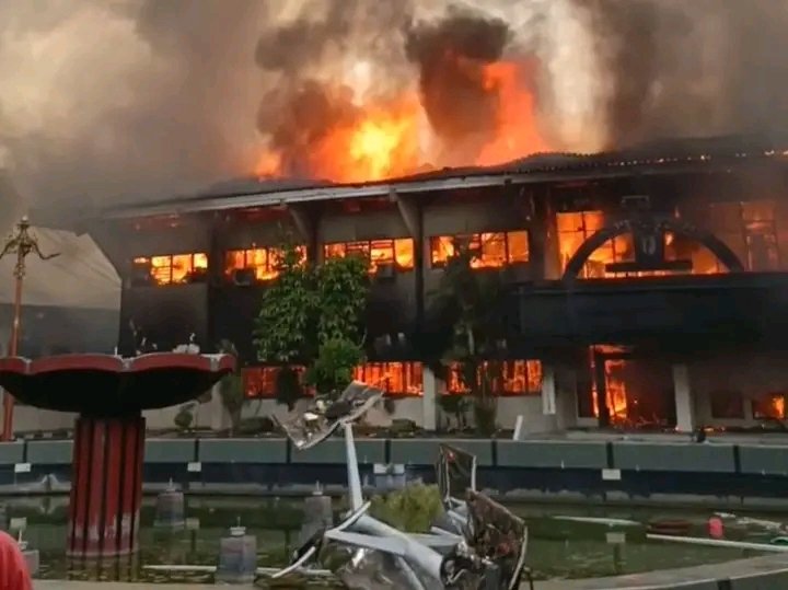 Aksi Solidaritas di kota Pekalongan Berujung Ricuh, Gedung DPRD Dibakar Massa 1 1756554461752