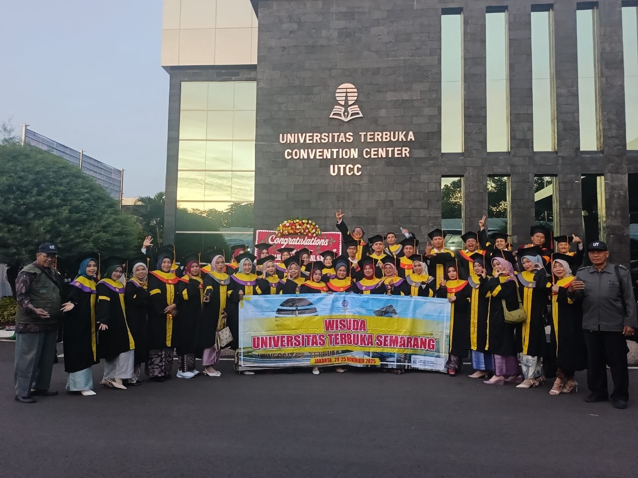SALUT Kedungwuni Dampingi Wisuda UT 1 WhatsApp Image 2025 11 25 at 18.01.36