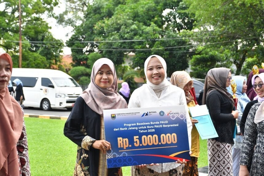 Bunda PAUD Batang Faelasufa Faiz (kanan), memberikan beasiswa kepada guru PAUD berprestasi usai upacara Peringatan Hari Ibu di halaman Pendapa Kabupaten Batang.