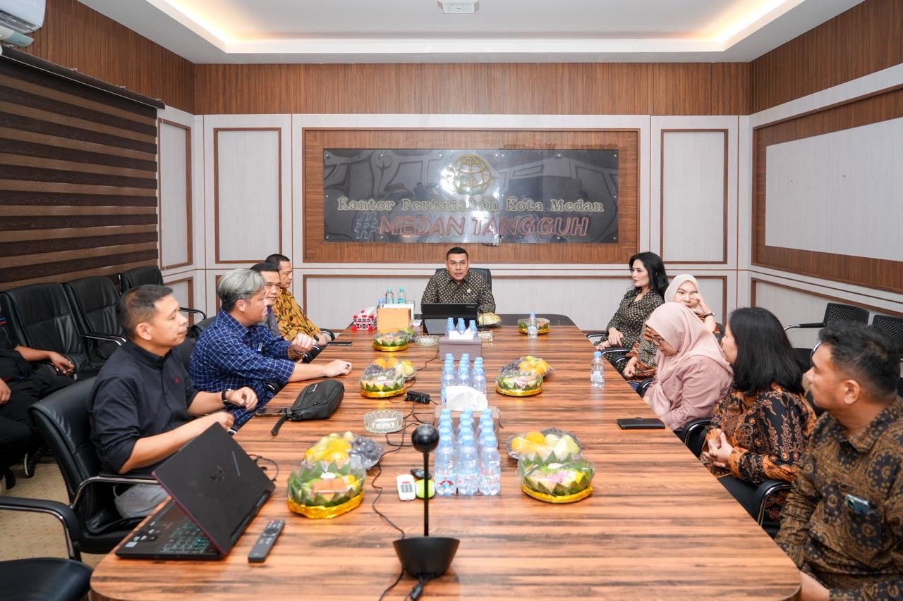 Kunjungi Dua Kantah di Sumut, Wamen Ossy Monitoring Kesiapan WBBM hingga Serahkan Sertipikat kepada Masyarakat 1 IMG 20260119 WA0170