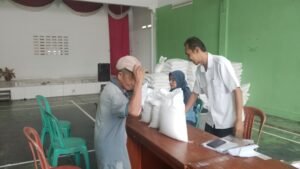 Desa Sukarame kecamatan Sukarame kabupaten Tasikmalaya Menyalurkan Bantuan Beras Dari Kemensos RI1154 KPM 3 IMG 20260930 110439