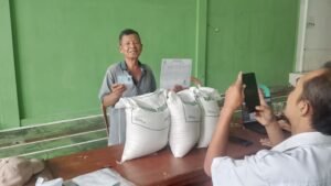 Desa Sukarame kecamatan Sukarame kabupaten Tasikmalaya Menyalurkan Bantuan Beras Dari Kemensos RI1154 KPM 2 IMG 20260930 110448